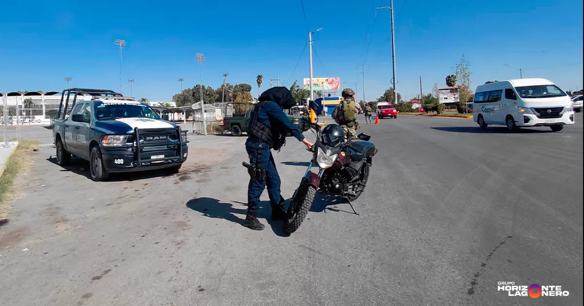 Aseguran motocicletas por faltas administrativas durante operativo estatal en Gómez Palacio