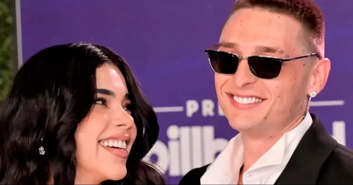 Entre besos y sonrisas, Kenia Os y Peso Pluma se roban la alfombra azul de los Billboard Latin Music Awards 2025
