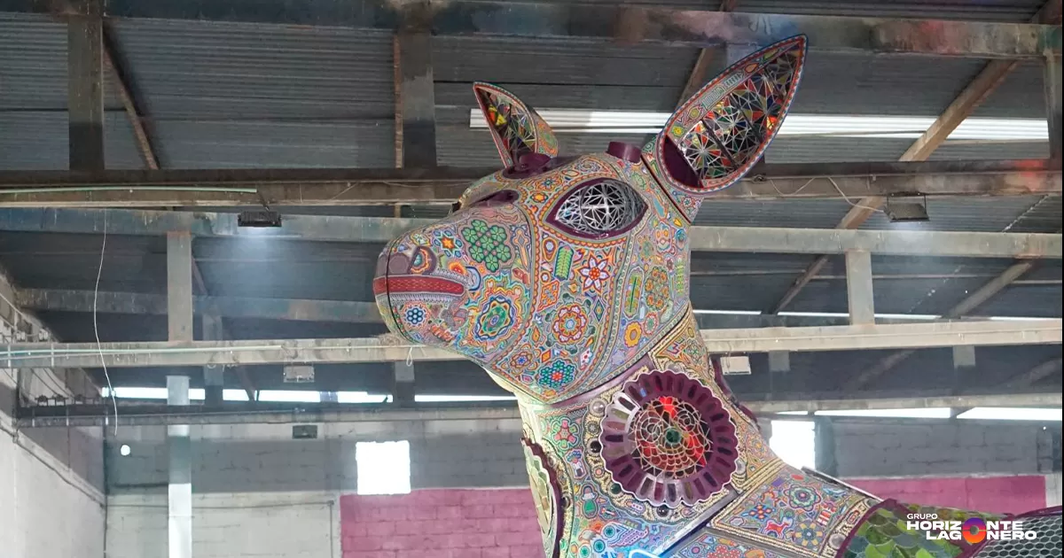 La escultura es el resultado de una colaboración cultural y artística, con 18 artesanos de la comunidad de Jalisco que viajaron para trabajar en la pieza, colocando la chaquira de vidrio que funge como la "piel" de Kauyumari.