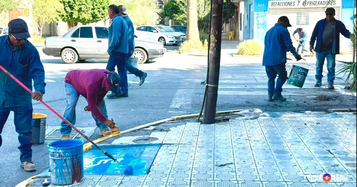 Las labores se realizan sobre la avenida Juárez, desde la calle Ramos Arizpe hasta la calzada Colón, con la meta de rehabilitar alrededor de 100 rampas en distintos cruces del sector centro.