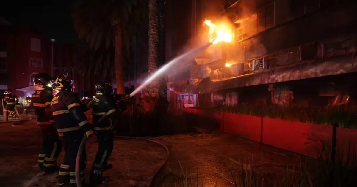 Se registra incendio en restaurante cercano al Monumento a la Revolución; reportan 16 personas intoxicadas y 150 evacuadas
