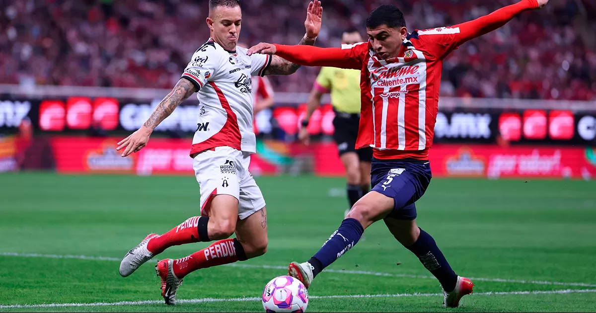 ¡Aura del campeón! Chivas aplasta al Atlas con hat-trick de ‘Hormiga’ González en el Clásico Tapatío