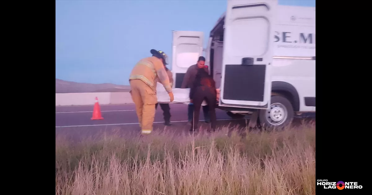El trágico fallecimiento se reportó al rededor de las 2:44 horas sobre la carretera que circula de Cuencamé a Lerdo, en el kilómetro 196 + 300, cuando una mujer llamó al C4 solicitando apoyo de los cuerpos de emergencia.