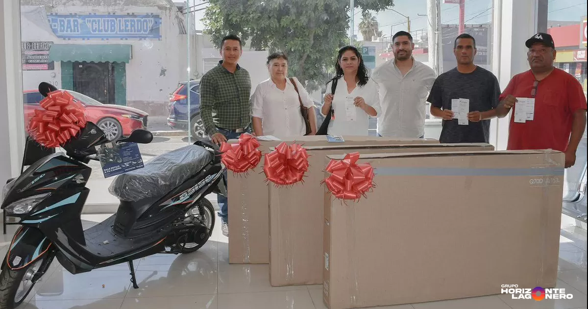 El director del SAPAL, Alfredo Molina, encabezó la entrega a los ganadores del sorteo realizado ante notario público el pasado 21 de octubre: Olivia Moreno (ganadora de una motocicleta) y los ganadores de pantallas Smart TV María de la Luz Ávalos, José Galdino Espinoza Flores y Saúl Rosales Sánchez.