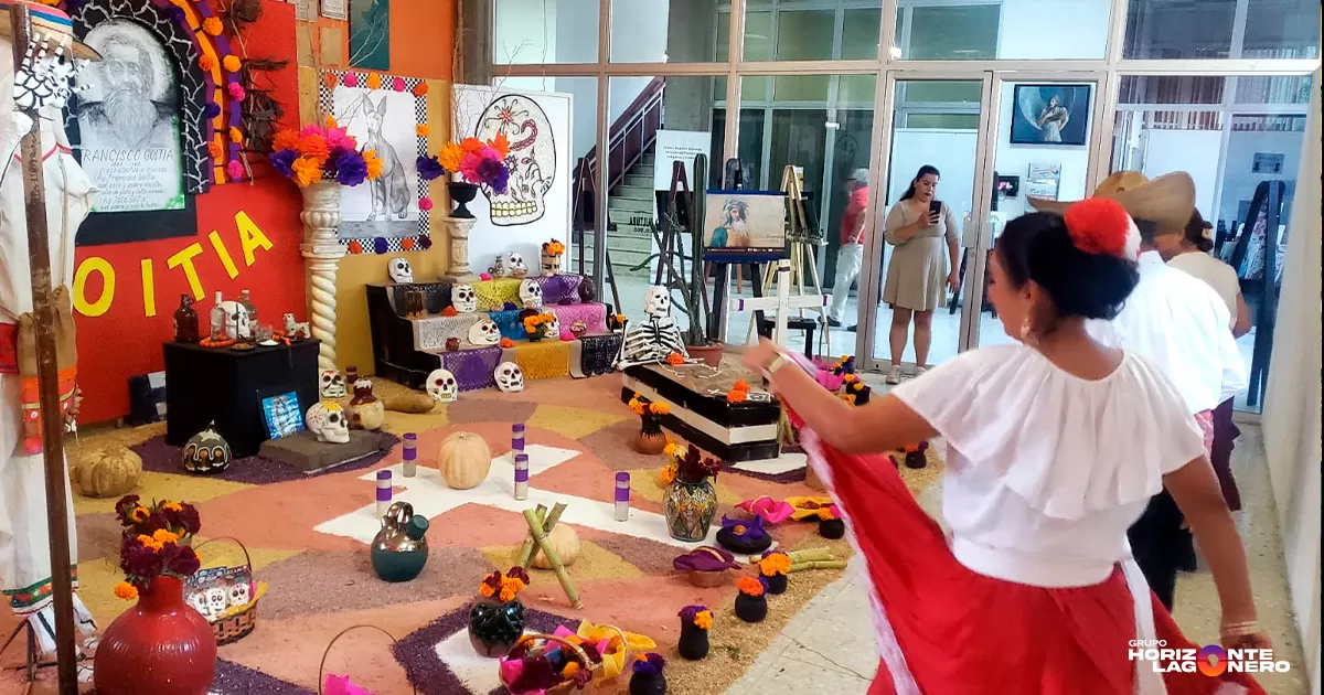 Agregó que, con los altares de muerto se busca reconocer a grandes exponentes del arte mexicano, al tiempo que se promueve la reflexión sobre la importancia de mantener vivas las raíces culturales de nuestro pueblo.