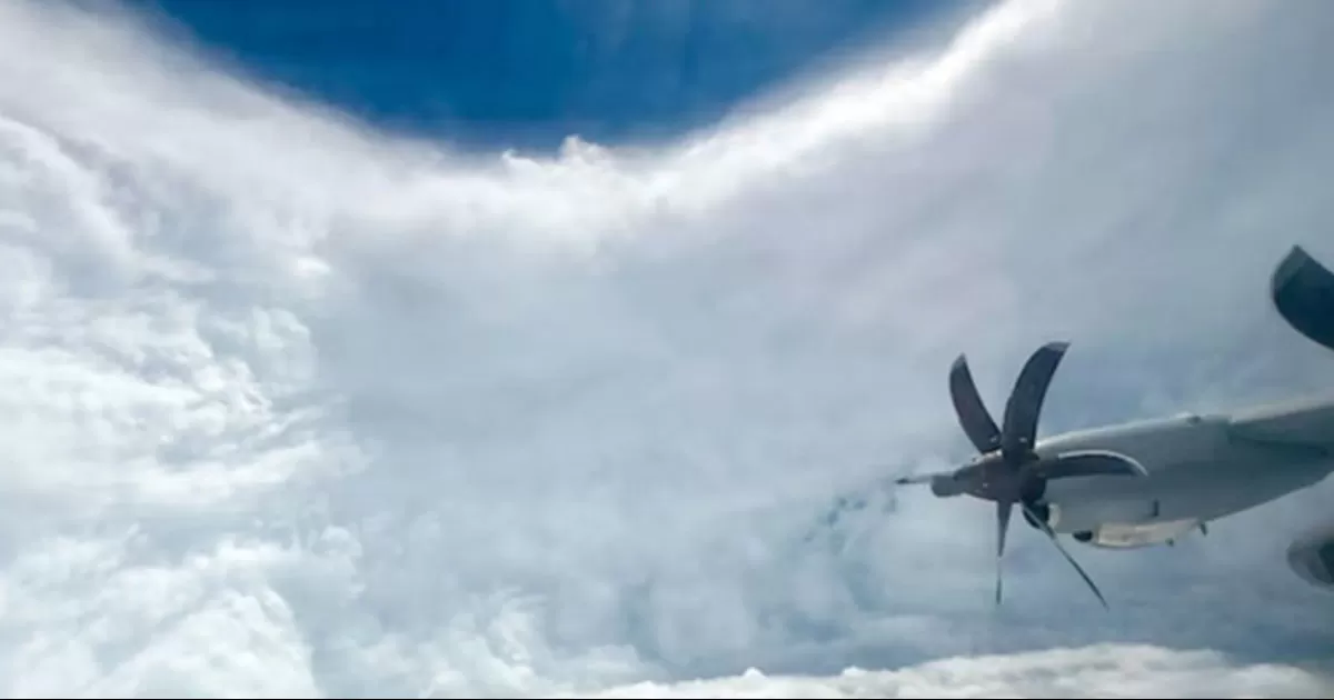 Avión cazahuracanes se mete en el ojo de Melissa y revela el rostro del ciclón más poderoso del año