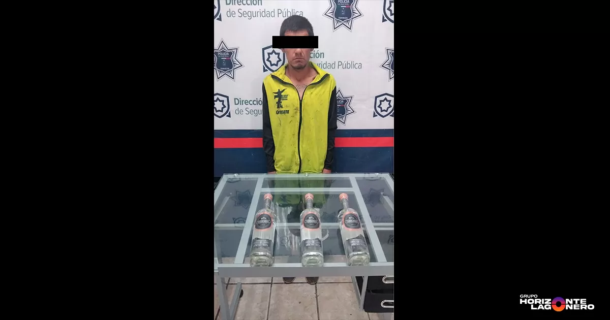 Policía de Torreón detiene a hombre por robar botellas de tequila en la colonia La Merced