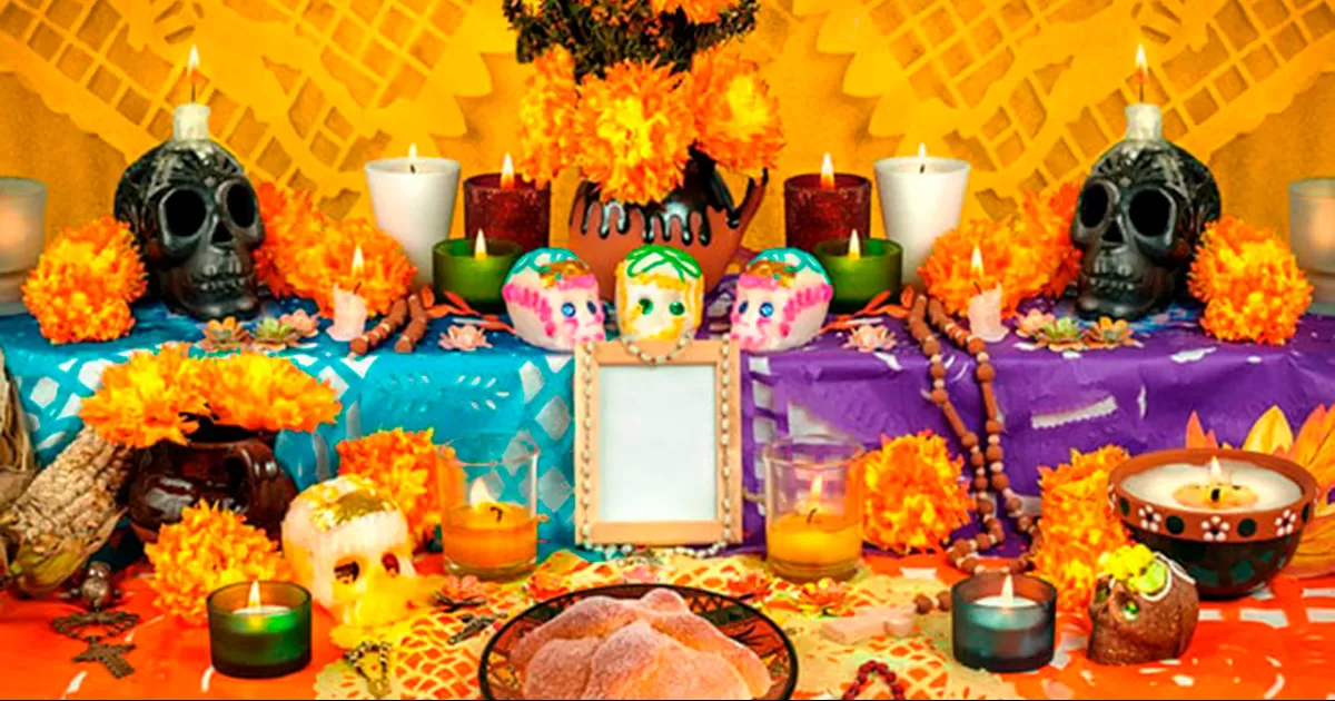 El altar de muertos debe contar con flores de cempasúchil, que simbolizan la luz del sol