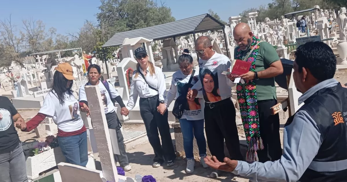 El acto se llevó a cabo en el marco del Día de Todos los Santos y la víspera del Día de Muertos, fechas dedicadas tradicionalmente a honrar a quienes ya no están, pero que en esta ocasión también sirvieron para exigir verdad, justicia y dignidad.