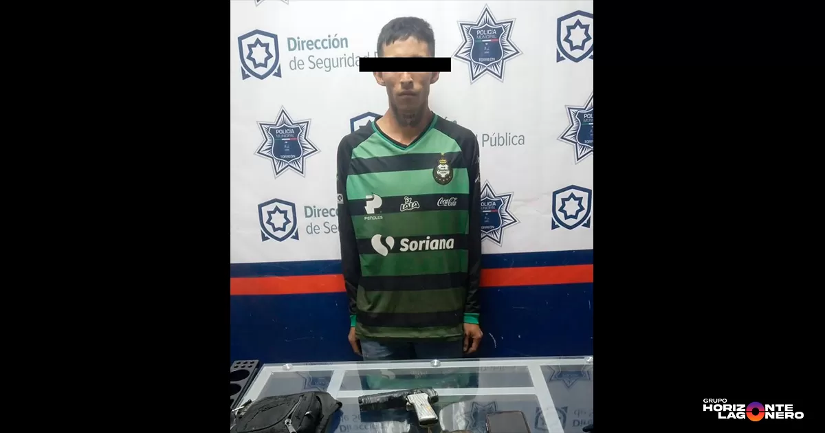 Asalta Oxxo con réplica de arma de fuego y es detenido por la policía de Torreón