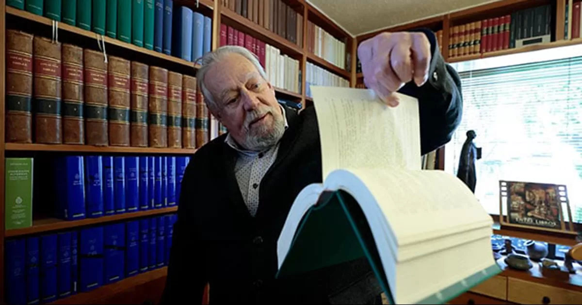 Actualmente es profesor de literatura hispanoamericana en la Facultad de Filosofía y Letras de la UNAM