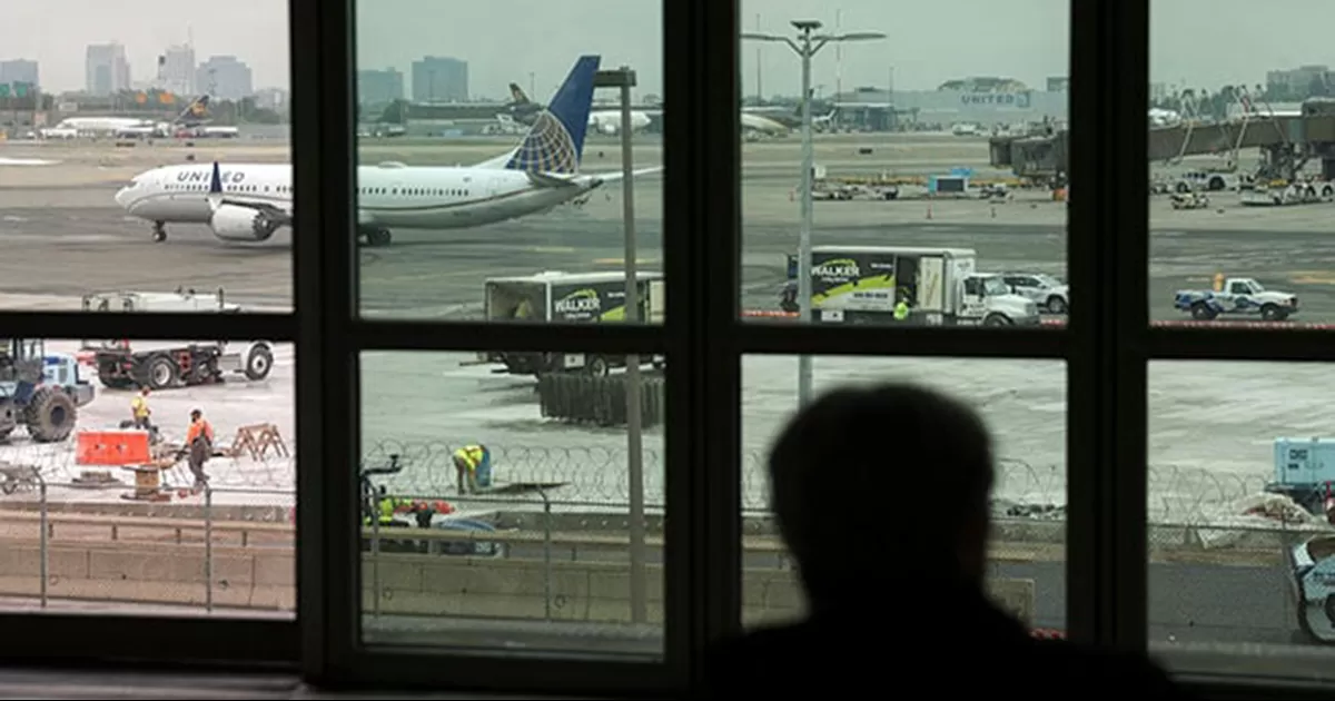 Continúan atrasos en aeropuertos de EU tras peor fin de semana del cierre federal