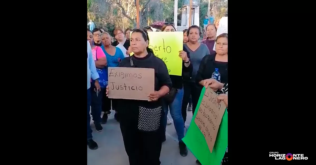 Los residentes de ejidos como Rosita, Concordia y Urquizo, caminaron con pancartas con frases como “Somos tres pueblos unidos por la libertad” “ Robert no estás solo” y Roberto es inocente” entre otros, visibilizando la detención que dio a conocer la Fiscalía General del Estado de Coahuila el pasado 23 de octubre por el presunto delito de homicidio culposo.