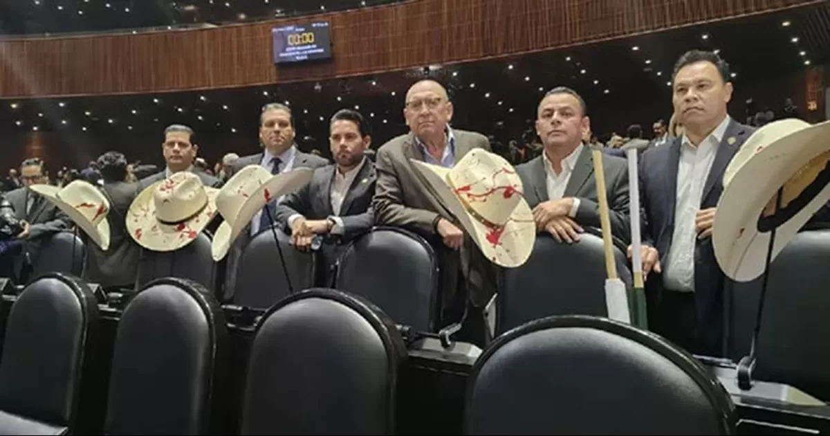 Los legisladores de los diversos grupos parlamentarios homenajearon con aplausos al presidente municipal.