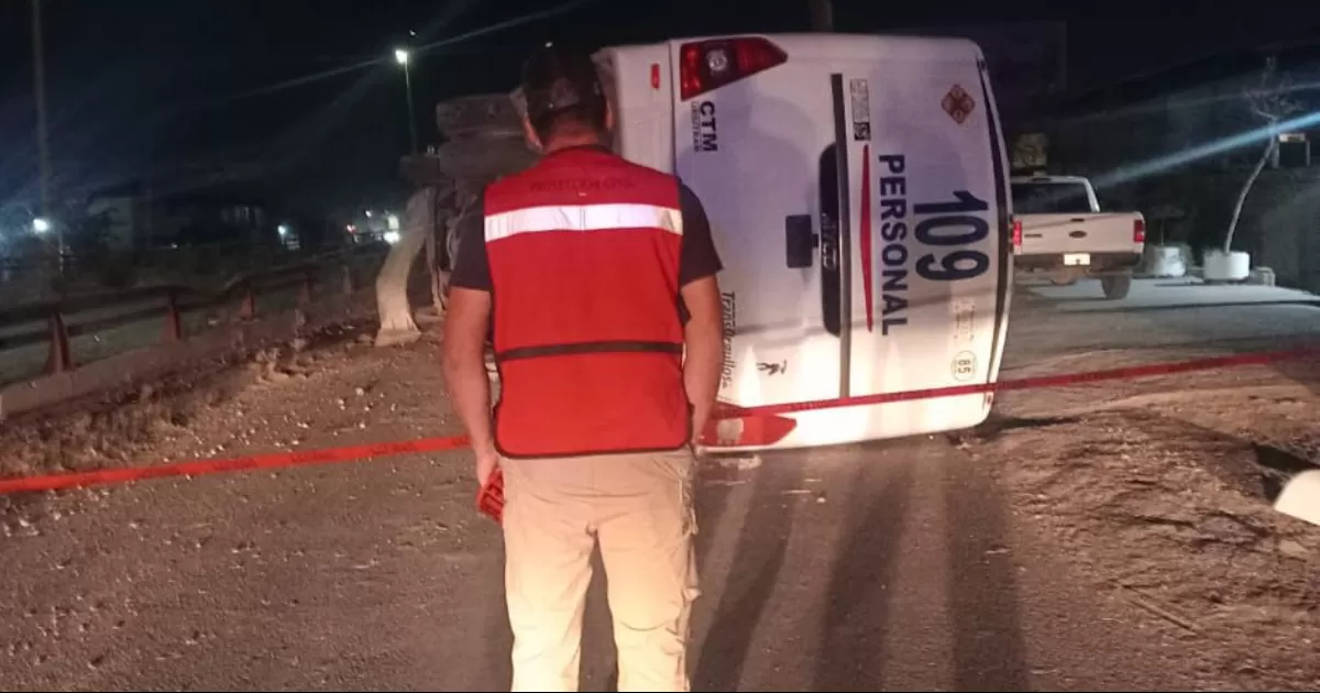 Volcadura de camión de personal moviliza a cuerpos de emergencia en Torreón
