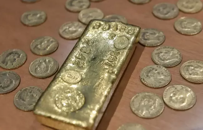 El oro hallado no fue clasificado como bien arqueológico, por lo que el hombre pudo conservar legalmente su inesperado tesoro