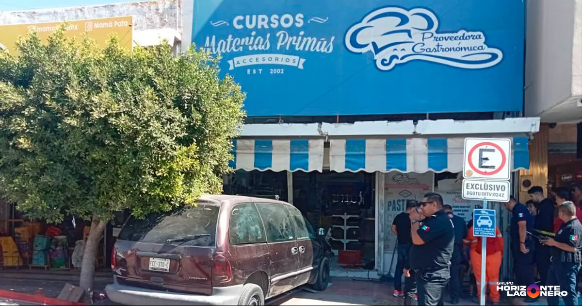 El hecho sucedió al mediodía del viernes 31 de octubre del presente año, cuando el conductor de una camioneta perdió el control del volante e impacto un comercio ubicado en calle Blanco, entre Hidalgo y Juárez, frente al Mercado Juárez de la ciudad.