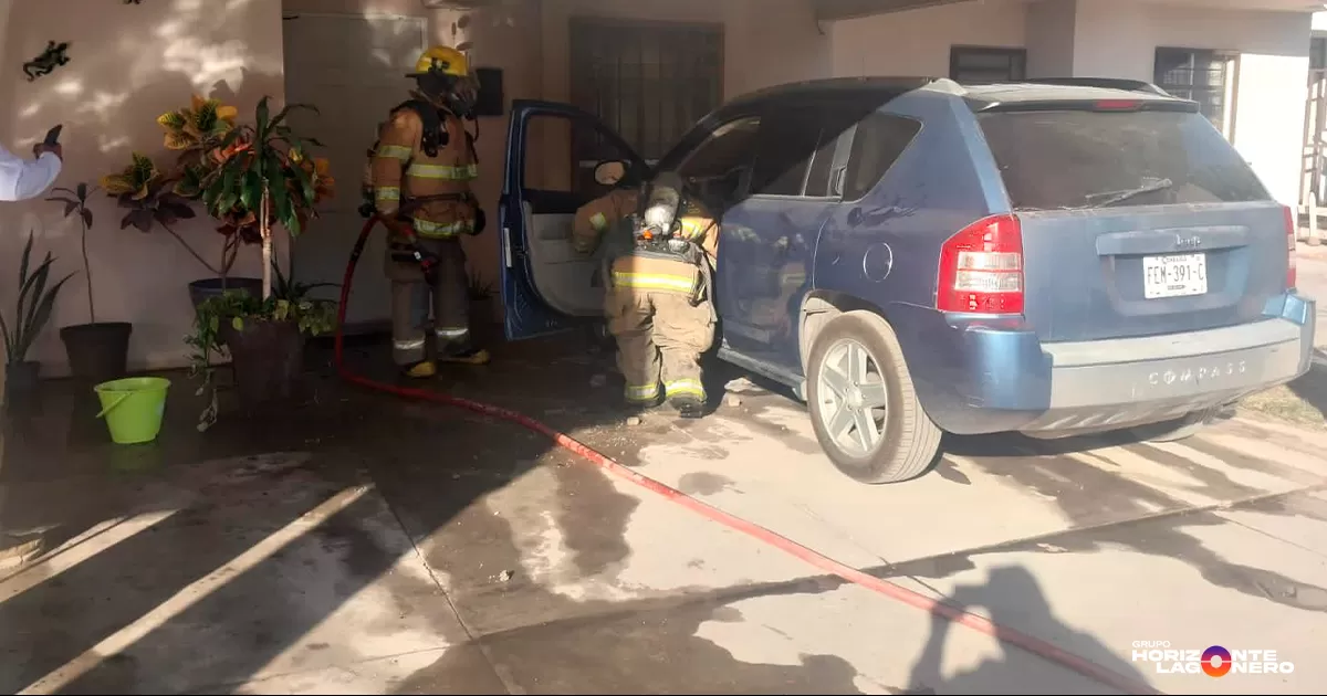 Se incendia camioneta estacionada en Torreón; dueño desconoce la causa