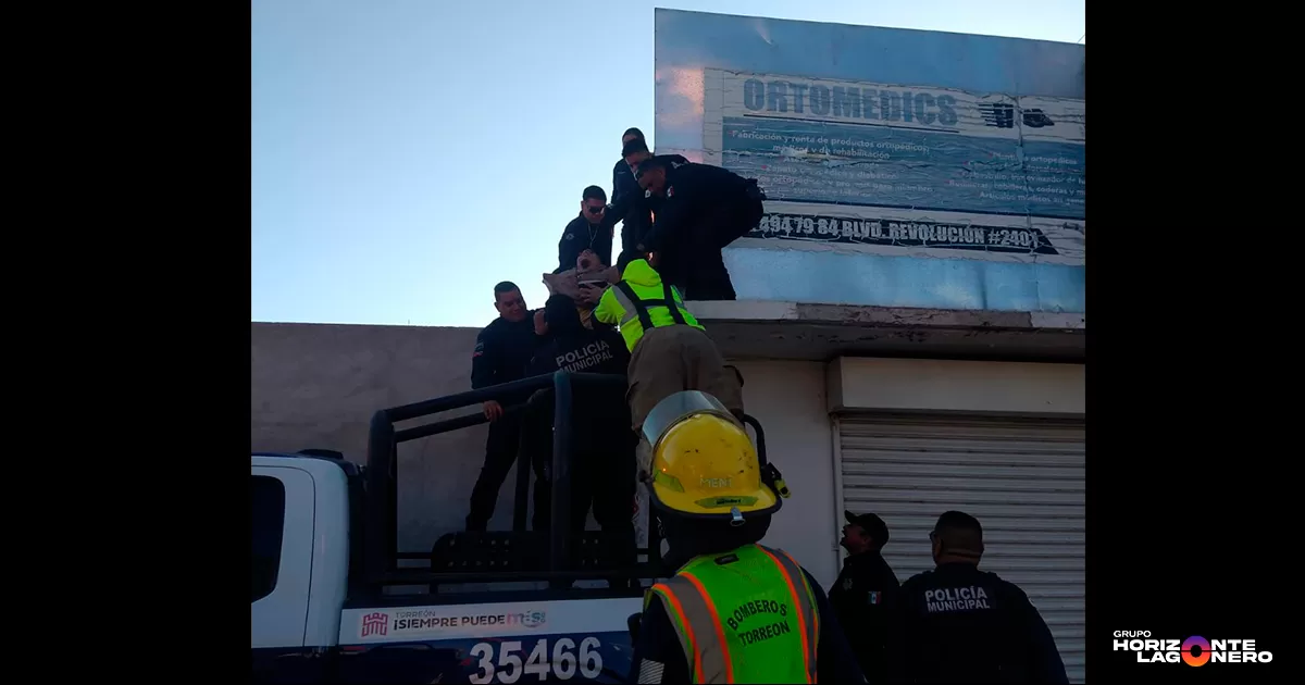 Hombre ingresa a comedor, toma cuchillos e intenta atentar contra su vida en Torreón