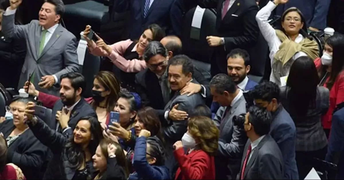 Esta navidad, los legisladores mexicanos gozarán de 53 días de aguinaldo, mientras que la Ley prevé 15 para los trabajadores.