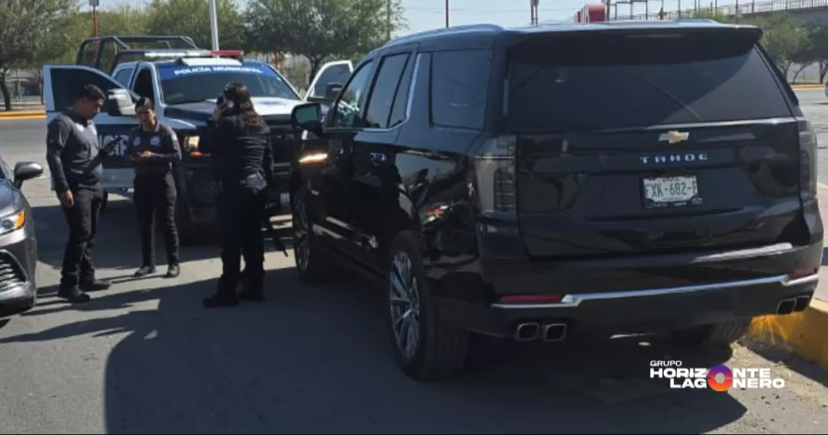 Recuperan vehículo robado de estacionamiento de supermercado en Torreón