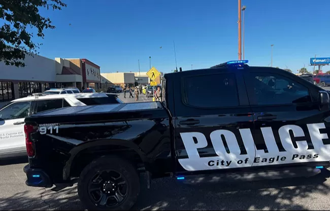 Sujeto armado provoca pánico en un mall en Eagle Pass