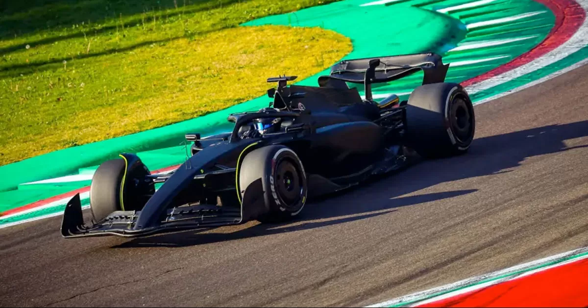 Checo Pérez se subió a un Ferrari pintado de negro y rodó en el circuito de Imola en Italia.