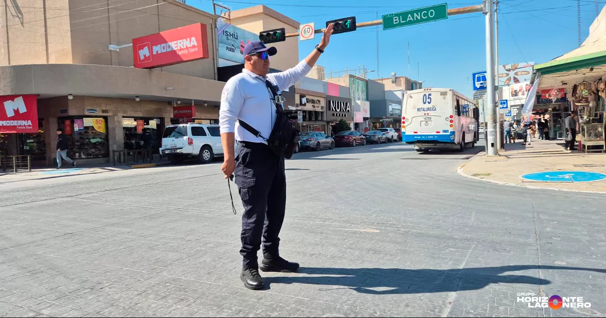 Martha Alicia Faz Dávila, directora de la dependencia, informó que para el operativo del Buen Fin participan un total de 170 elementos en las labores de control vehicular, auxilio y prevención de accidentes, con el propósito de mantener un entorno seguro en las zonas de mayor afluencia.