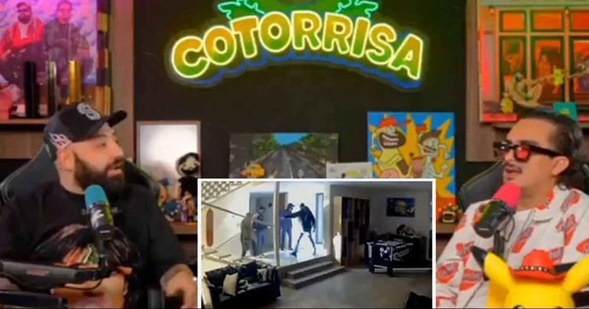 Los videos muestran como los hombres cargan consigo herramienta especializada para romper puertas