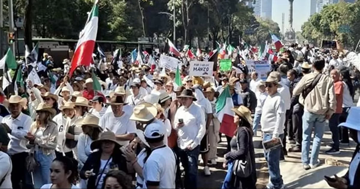 Con banderas de anime 'One Piece', sombreros e imágenes de Carlos Manzo, manifestantes marchan del Ángel de la Independencia al Zócalo de le CDMX
