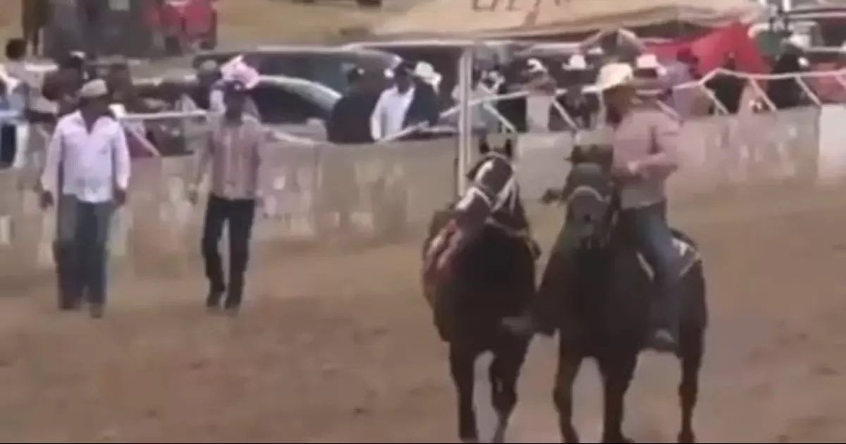 De acuerdo con primeros reportes, un comando irrumpió y disparó a asistentes y participantes