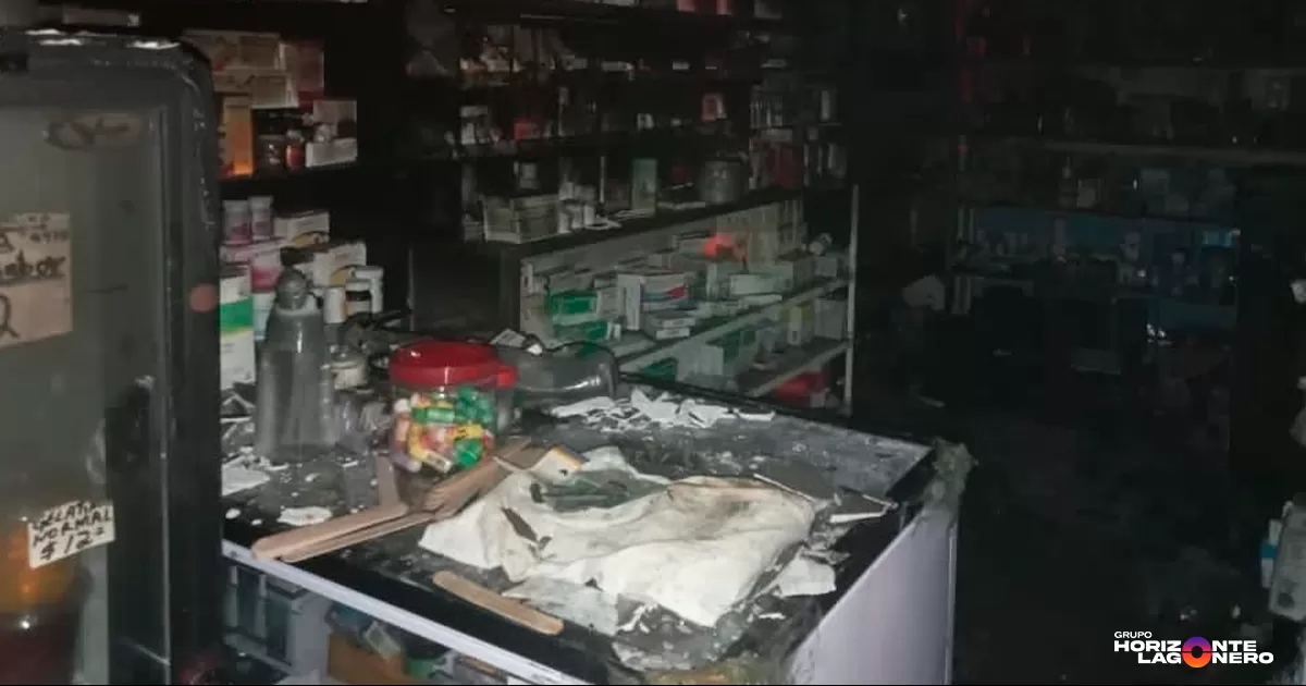 Se incendia farmacia en Torreón; propietaria es atendida por inhalación de humo