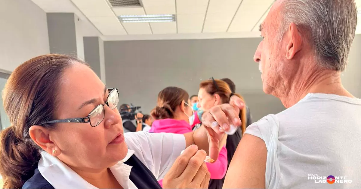 Las autoridades sanitarias están aplicando vacunas de las farmacéuticas Pfizer y Moderna, ambas actualizadas para ofrecer la mejor protección posible contra las variantes más recientes. El Dr. Ruiz Pradis enfatizó la importancia de este refuerzo.