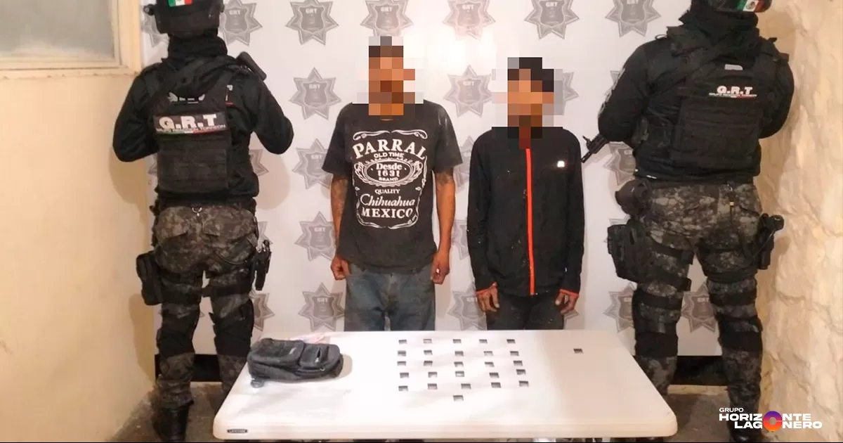 Detienen a dos hombres por posesión de presunto cristal en Torreón