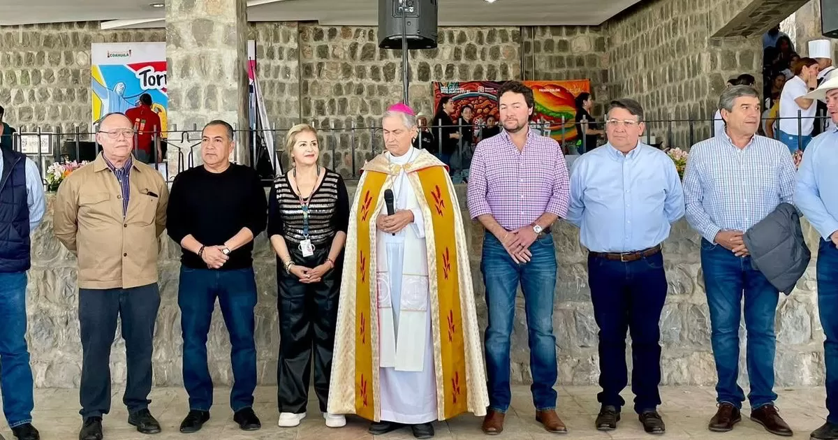 El ambiente previo tuvo un carácter festivo con los grupos musicales que animaban la espera, mientras los devotos entonaban oraciones.