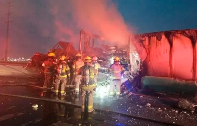 Un fuerte accidente vial, que derivó en el incendio de un tráiler, provocó el cierre total de la autopista