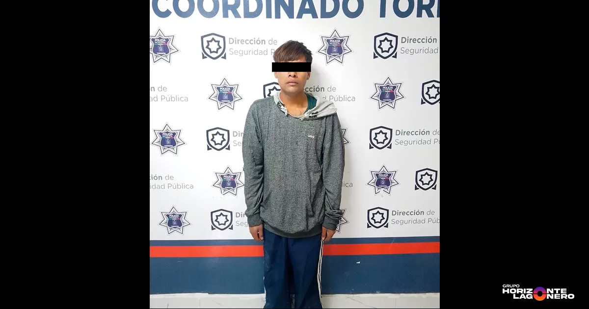 Mientras patrullaban la zona, los oficiales detectaron a un individuo que merodeaba entre los vehículos estacionados, realizando movimientos inusuales y adoptando una actitud sospechosa. Al percatarse de la presencia policial, el joven intentó evadir la unidad, razón por la que los agentes procedieron a descender para entrevistarse con él y verificar la situación.