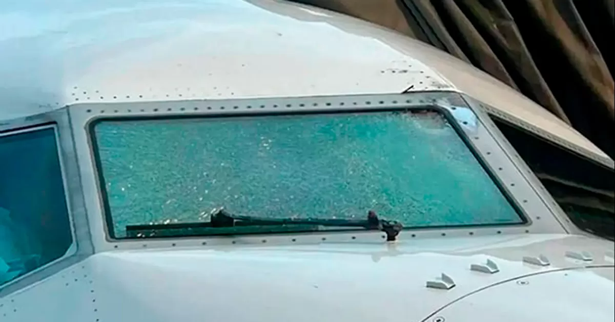 Dan a conocer el objeto que golpeó el parabrisas de un avión a 10 mil metros de altura