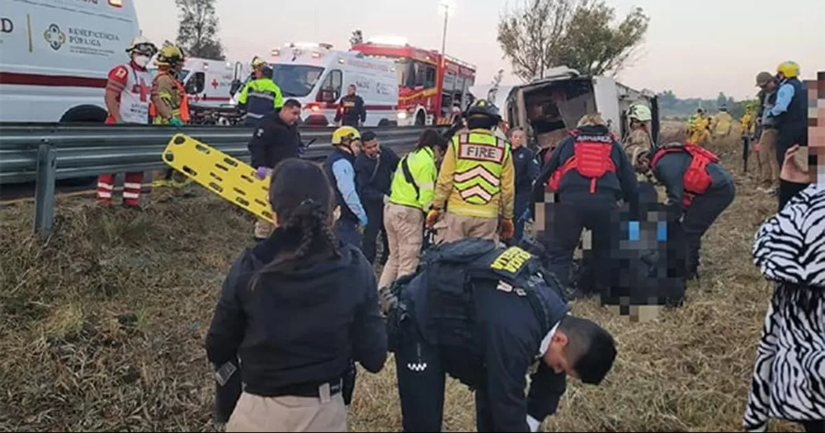 Un autobús de turismo que partió de Uruapan volcó en Tiripetío, Michoacán; hay un saldo preliminar de 10 personas sin vida y cerca de 20 lesionados