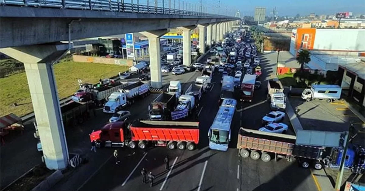 Bloquean transportistas y campesinos vías federales y dos cruces internacionales