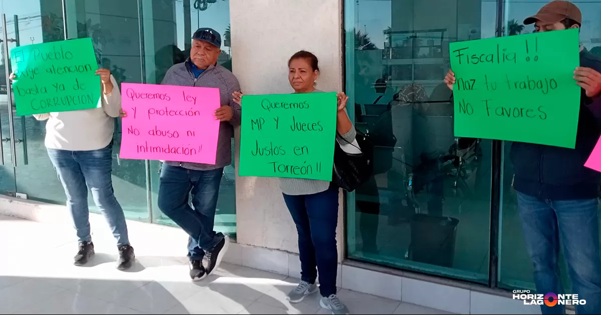 A las afueras de la Delegación Laguna I de la Fiscalía General de Coahuila, donde se plantó para exigir la libertad de su hijo, aseguró que la detención se realizó sin ninguna notificación previa, pues afirmó que nunca existieron citatorios ni avisos formales de que su hijo estuviera siendo investigado.