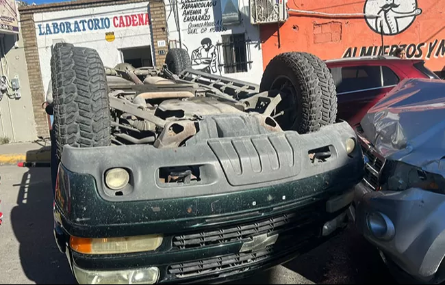 Provoca accidente y volcadura en plena zona centro de Acuña