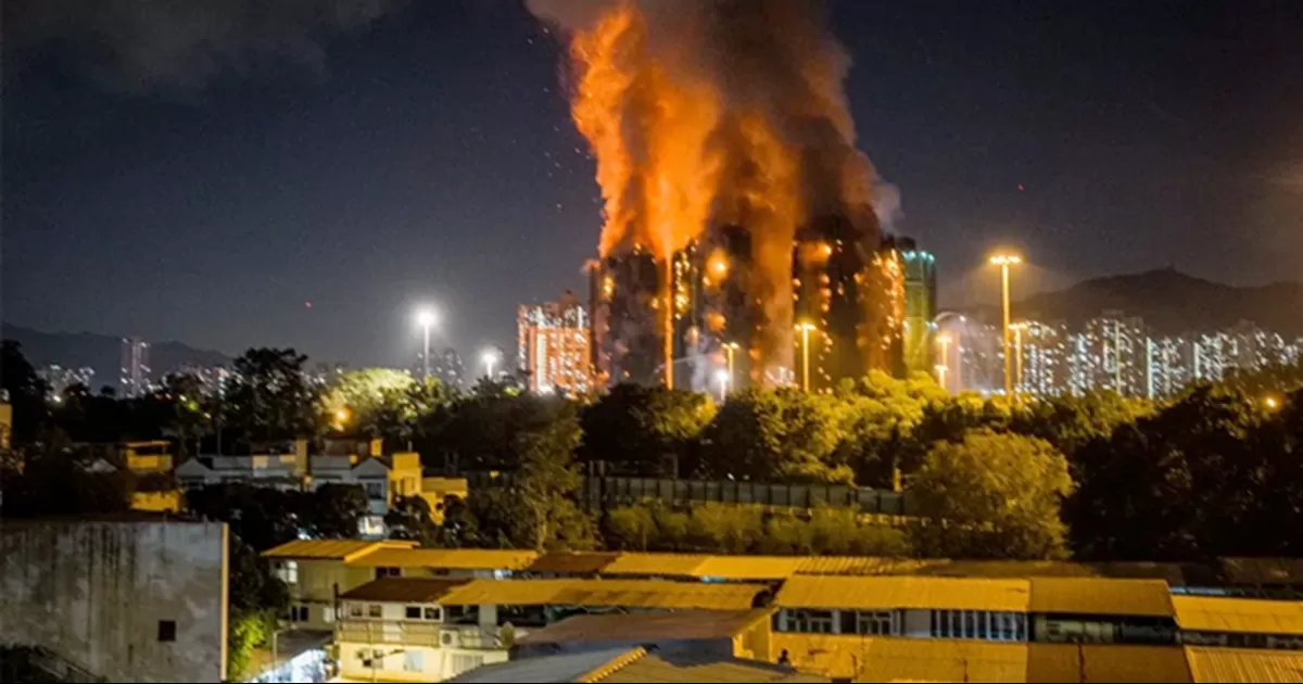 Al menos 13 muertos en incendio en complejo de rascacielos residenciales en Hong Kong