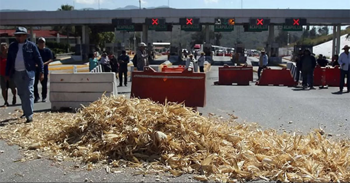 Campesinos y transportistas mantienen bloqueos en 14 estados en su tercer día de protesta