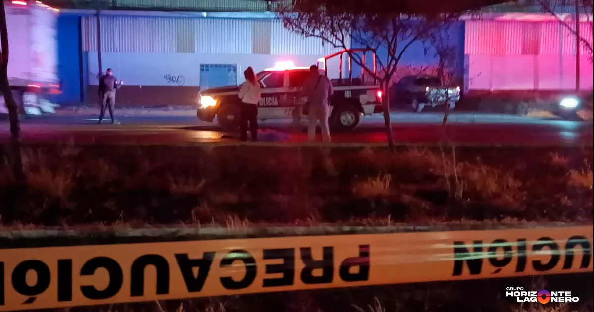 Hombre muere arrollado por chofer de camión en periférico de Lerdo