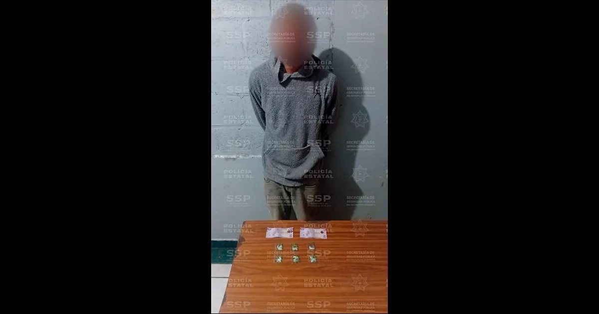 De acuerdo con el informe policial, los agentes realizaban un recorrido de vigilancia cuando observaron a un individuo con actitud sospechosa.