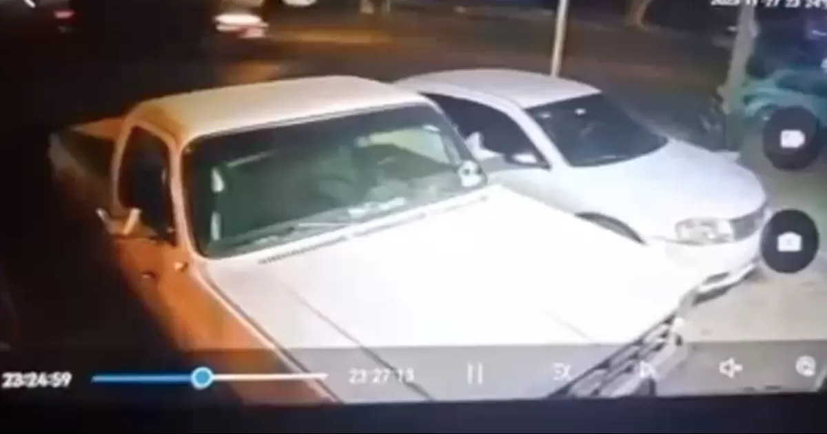 El hecho que quedó grabado por cámaras de seguridad de un establecimiento, se registró la noche del pasado jueves 27 de noviembre, alrededor de las 23:00 horas, sobre la avenida Águila Nacional y Escobedo.