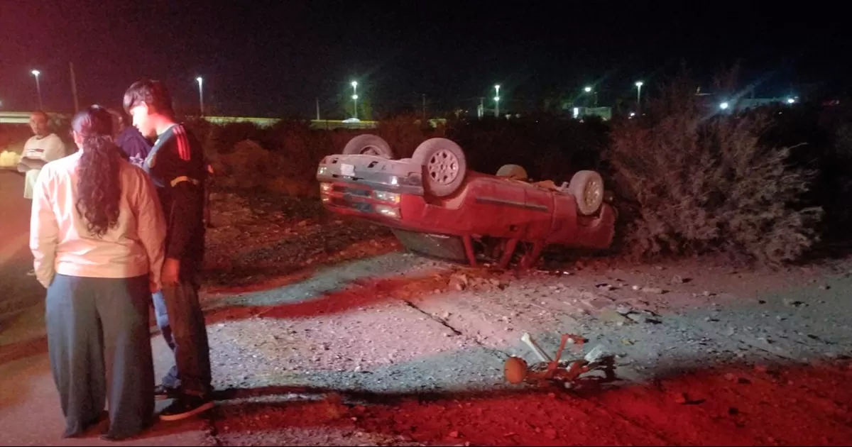 Ebrio provoca aparatosa volcadura de camioneta en carretera al Esterito de Torreón