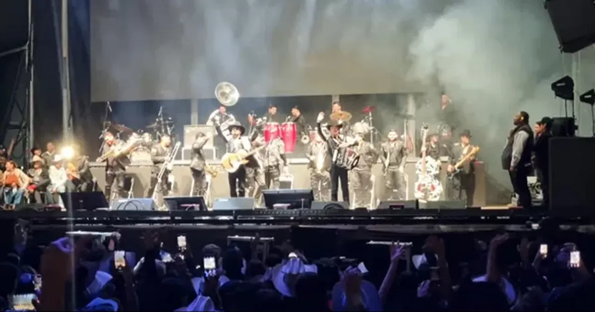 La agrupación vivió un incómodo cierre luego de que les cortaran luces y audio por excederse del tiempo permitido.