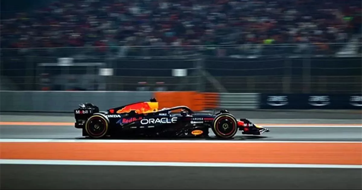 Fue el mejor beneficiado y subió a lo más alto del podio, compartiéndolo con Oscar Piastri y Carlos Sainz